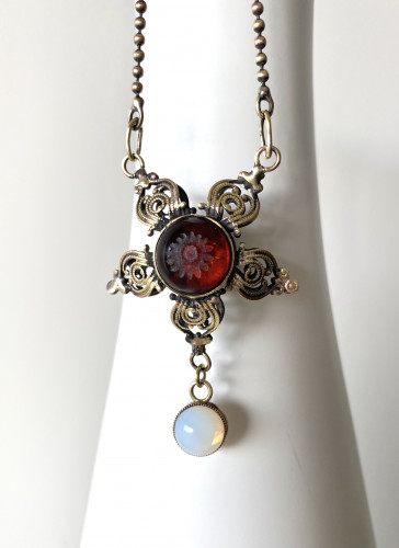 FILIGREE PENDANT WITH BURGUNDY TOPAZ